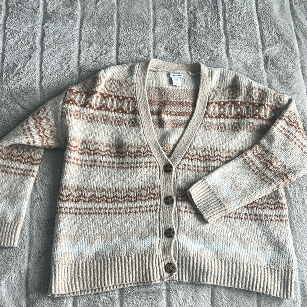 Cupcakes and Cashmire, cardigan, white/tan size medium, soft and stretchy fabric